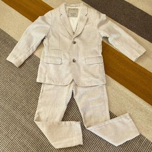 ZARA boys beige/off-white suit. Jacket is size 6. Pants size 5.